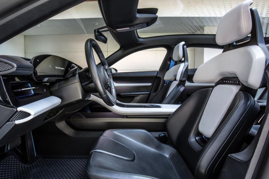 Интерьер Porsche Mission E Cross Turismo 2018 года  (фото 57 из 66)